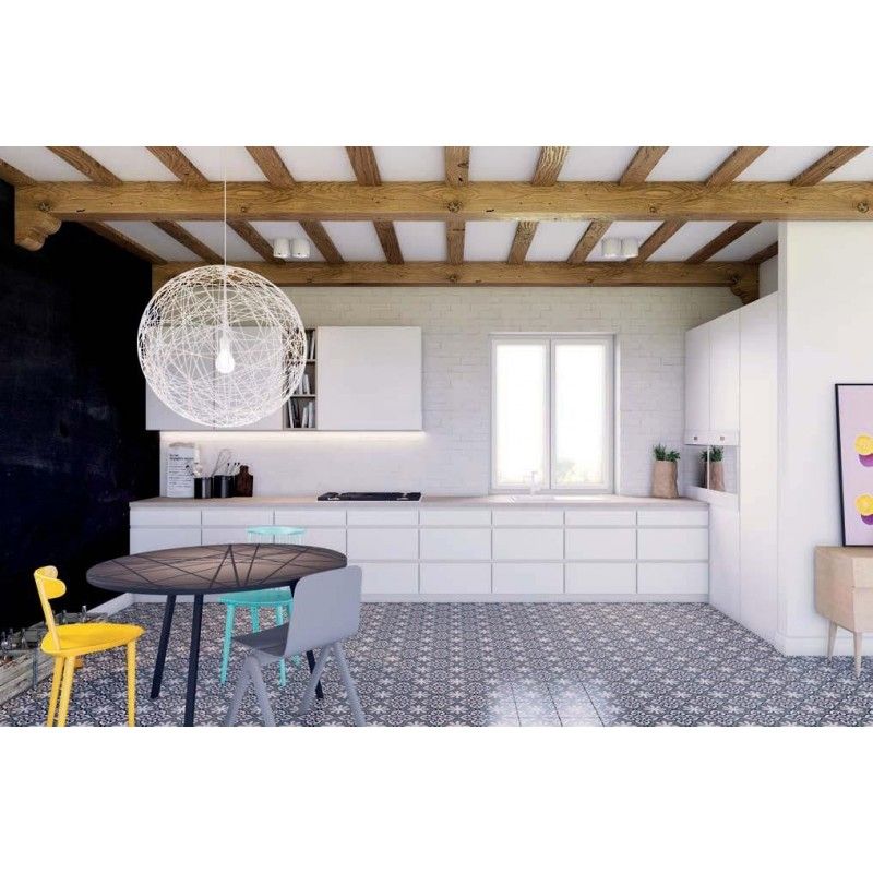 Cocina moderna con techo de vigas imitación madera y muebles blancos, suelo hidráulico decorativo.