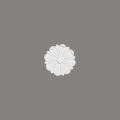 Rosetón decorativo de yeso blanco con diseño floral para techo o pared sobre fondo gris.