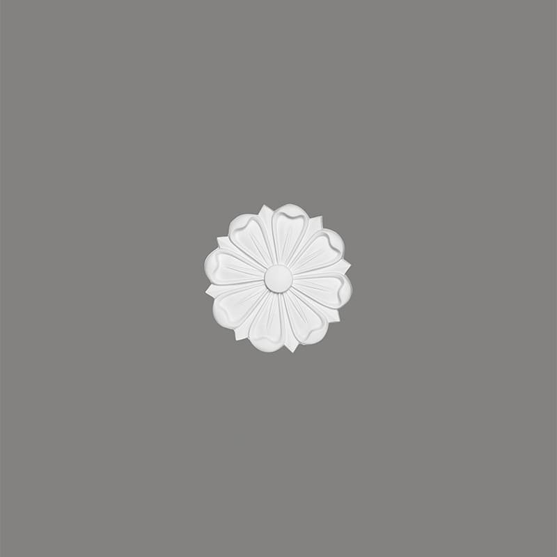 Rosetón decorativo de yeso blanco con diseño floral para techo o pared sobre fondo gris.