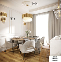Comedor elegante con molduras decorativas blancas, lámpara de techo dorada y paredes con paneles.