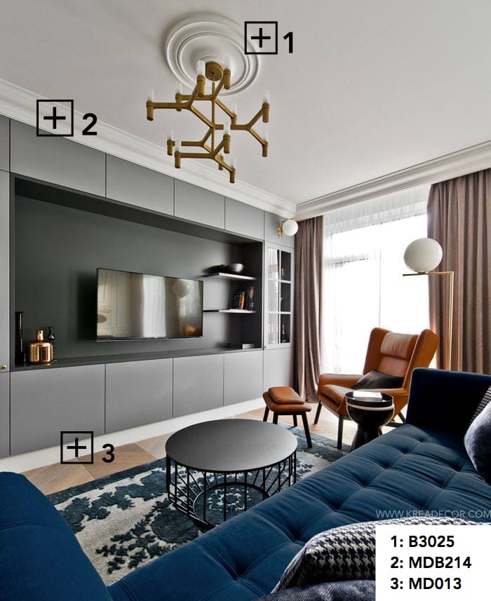 Sala moderna con molduras decorativas en techo y pared, rodapié blanco y muebles elegantes.