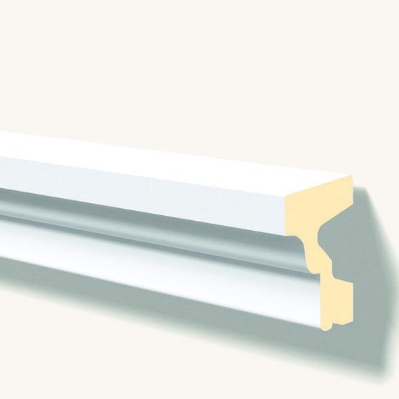 Moldura decorativa blanca para alfeizares de ventanas, perfil clásico y elegante.