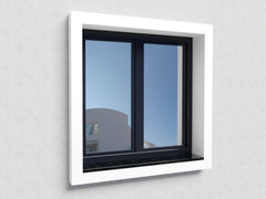 Moldura decorativa blanca instalada en marco de ventana moderna sobre pared clara