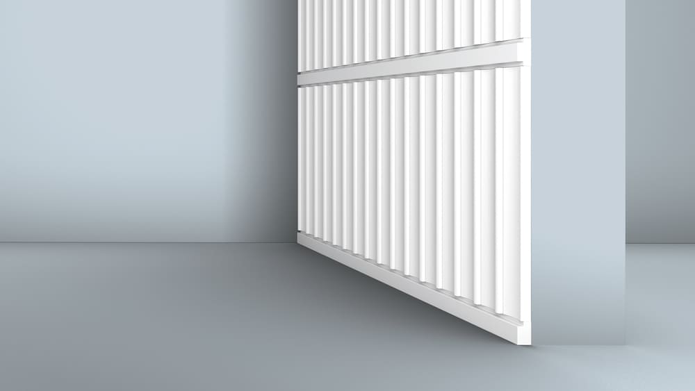 Moldura decorativa blanca de pared con diseño moderno de líneas verticales en espacio interior