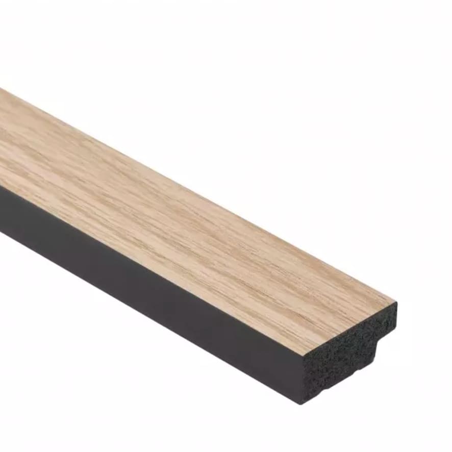 Rodapié decorativo de madera clara con base negra, ideal para paredes y suelos modernos.