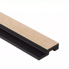 Rodapié decorativo moderno de MDF con acabado imitación madera y base negra, ideal para paredes