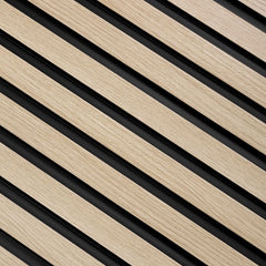 panel decorativo de listones de madera clara con fondo negro, diseño moderno para paredes