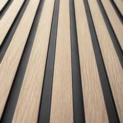 Panel decorativo de listones madera clara y negro, ideal para paredes modernas.