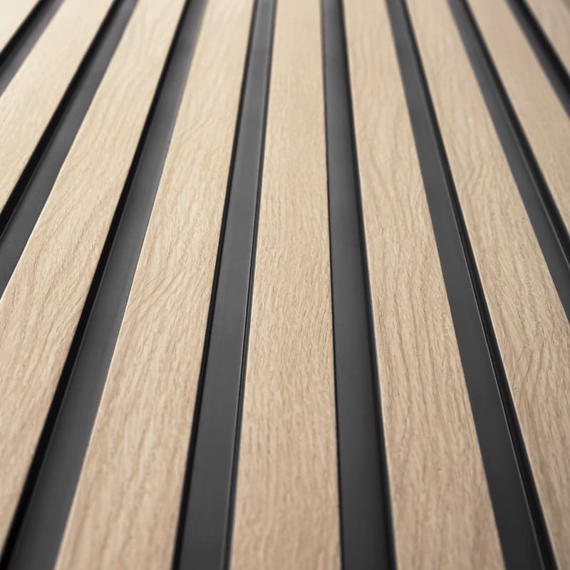 Panel decorativo de listones madera clara y negro, ideal para paredes modernas.