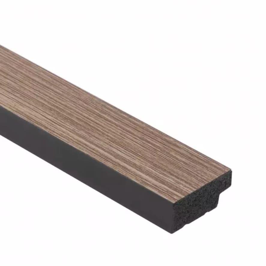 Rodapié decorativo de color madera marrón y base negra, ideal para acabados de pared