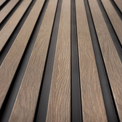 Panel decorativo de lamas efecto madera gris y negro para paredes interiores.