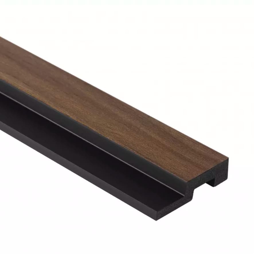 Moldura decorativa de pared en acabado madera oscura, diseño moderno para interiores.