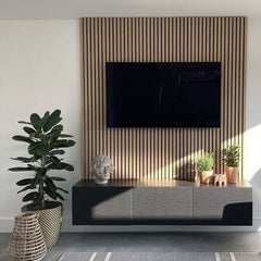 Sala moderna con panel decorativo de listones de madera, televisor y plantas decorativas