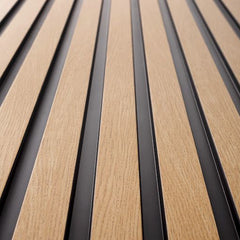Panel decorativo de lamas de madera clara con franjas negras, ideal para paredes modernas