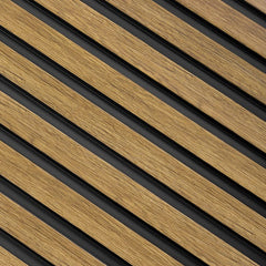 Panel decorativo de listones de madera natural y fondo negro, diseño moderno para paredes.
