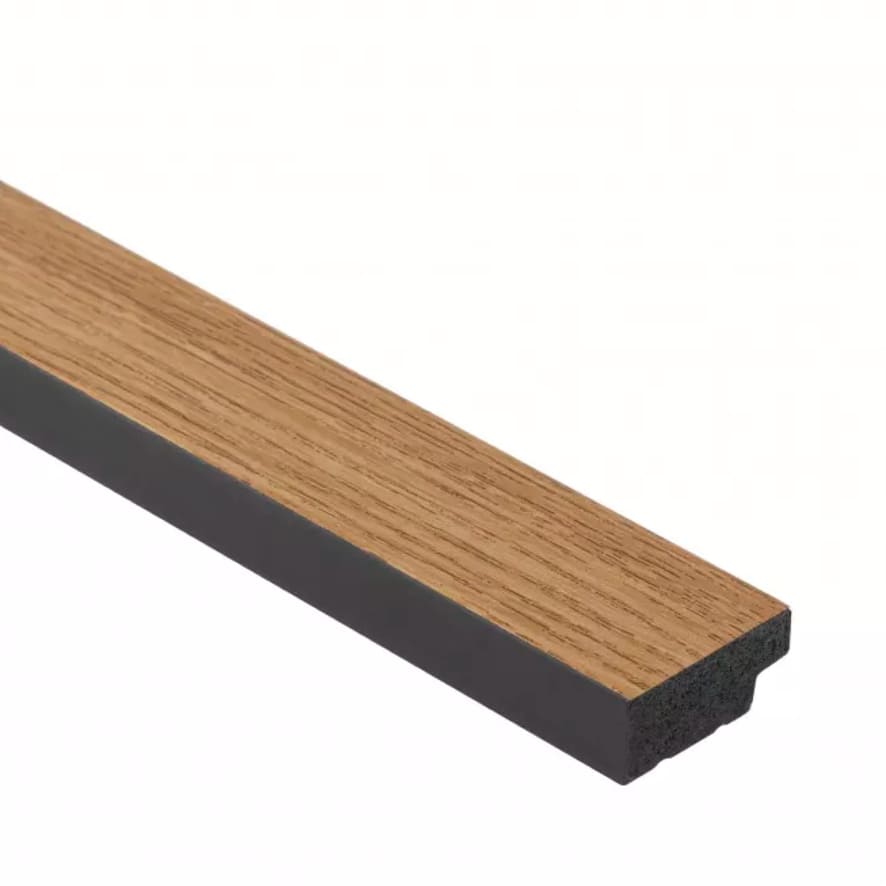 Rodapié moderno de madera con acabado efecto roble y base negra para decoración de interiores