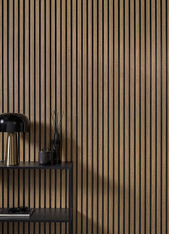 Panel decorativo de pared con listones verticales de madera y repisa negra moderna.