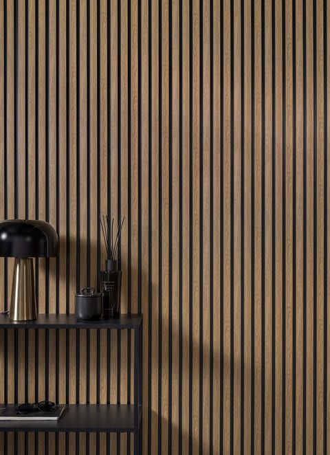 Panel decorativo de pared con listones verticales de madera y repisa negra moderna.