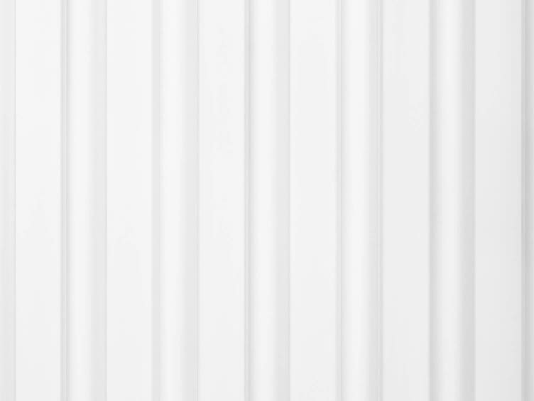 Panel decorativo blanco con diseño de moldura acanalada para pared interior