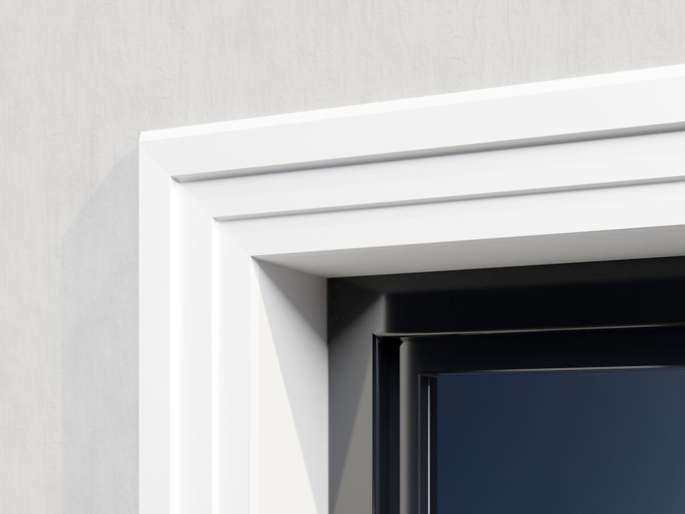 Moldura decorativa blanca de alta calidad en marco de puerta sobre pared clara