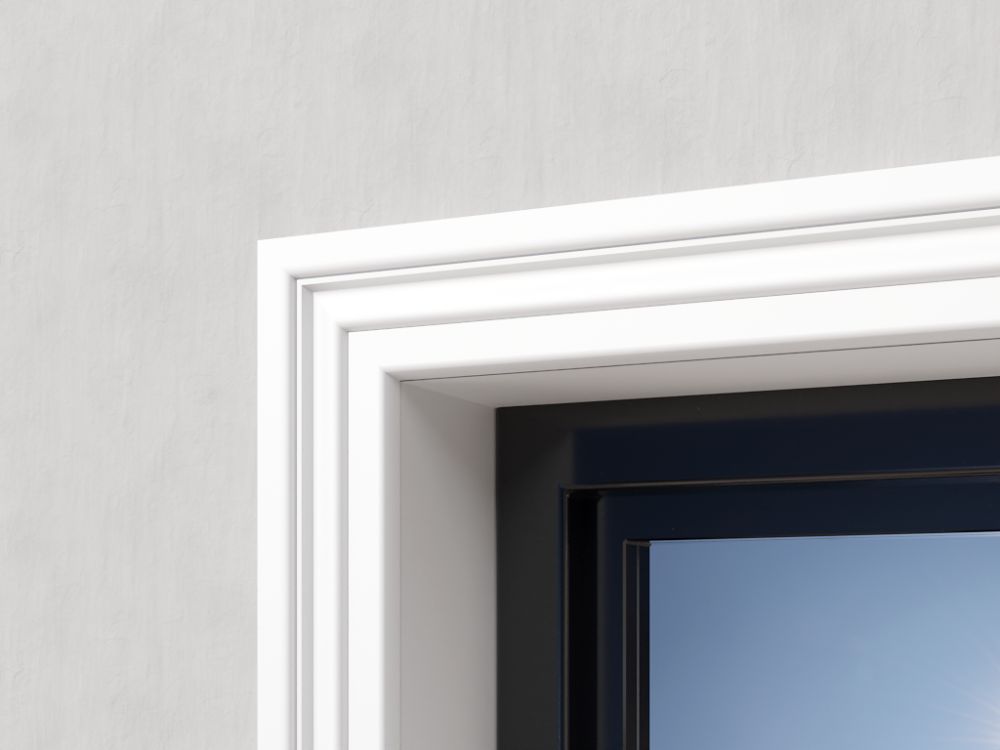 Moldura decorativa blanca para ventana sobre pared lisa, estilo moderno y acabado limpio