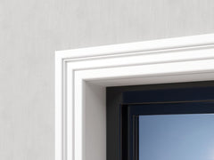Moldura decorativa blanca para ventana sobre pared lisa, estilo moderno y acabado limpio