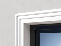 Moldura decorativa blanca para puerta o ventana en pared gris, acabado moderno y elegante