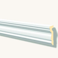 Moldura decorativa blanca para exterior con perfil clásico en fondo claro