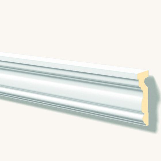 Moldura decorativa blanca para exterior con perfil clásico en fondo claro