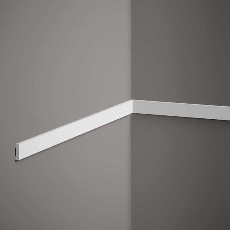 Moldura decorativa blanca instalada en pared gris para diseño interior moderno