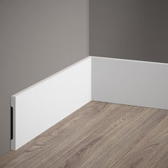 Rodapié blanco moderno en esquina con suelo de madera y pared gris, decoración interior