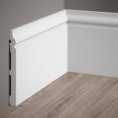 Rodapié blanco decorativo de alta calidad instalado en pared gris y suelo de madera clara.