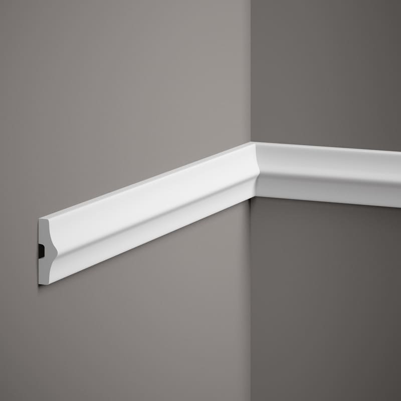 Moldura decorativa blanca instalada en esquina de pared gris, diseño moderno y elegante