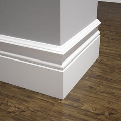 Rodapié decorativo blanco alto con moldura en esquina y suelo de madera