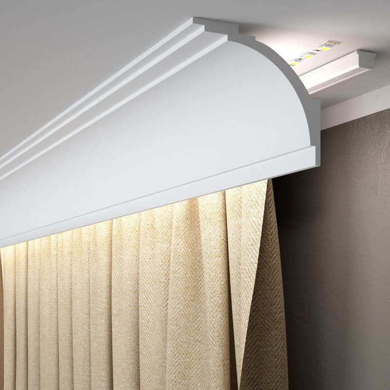 Moldura decorativa de techo blanca con luz LED, encima de cortinas beige.