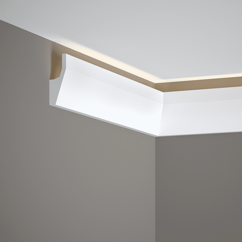 Moldura decorativa blanca para techo con iluminación indirecta en esquina de pared