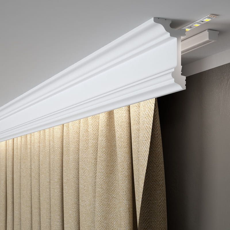 Cornisa decorativa blanca con luz LED sobre cortina beige en techo y pared interior elegante
