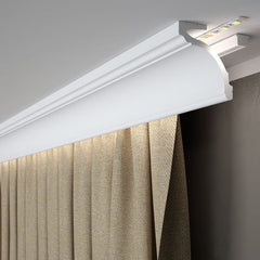 Moldura decorativa de techo blanca con iluminación LED y cortinas beige.