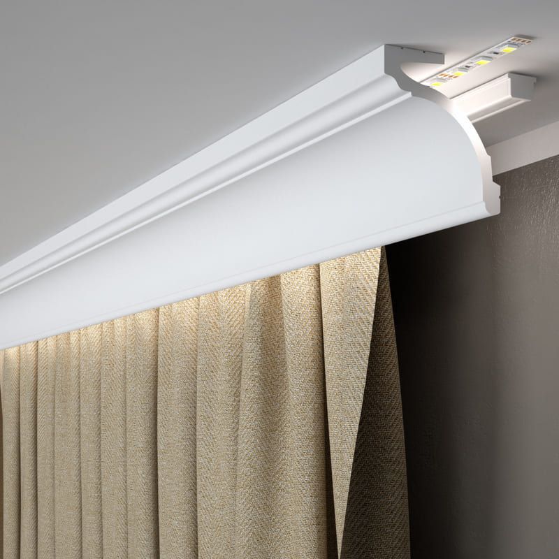 Moldura decorativa de techo blanca con iluminación LED y cortinas beige.
