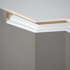 Moldura decorativa blanca en esquina de pared con iluminación LED indirecta, estilo moderno.