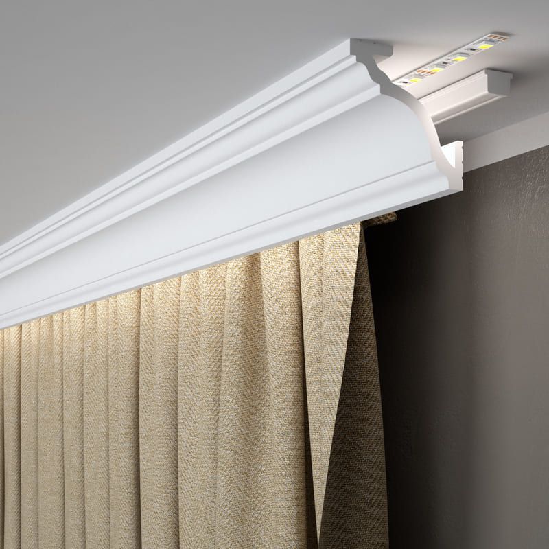 Moldura decorativa de techo blanca con cortina beige e iluminación LED integrada.