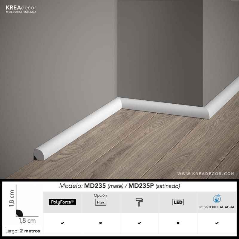 Rodapié blanco modelo MD235 colocado en esquina de pared gris con suelo de madera.