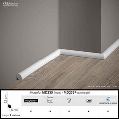 Rodapié blanco modelo MD235 colocado en esquina de pared gris con suelo de madera.