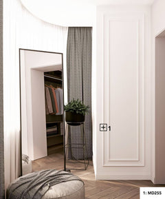 Moldura decorativa blanca en pared de vestidor moderno, suelo de madera y planta interior.