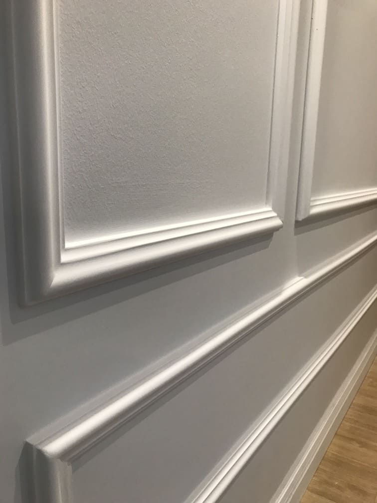Molduras decorativas blancas en pared, diseño elegante para interiores modernos