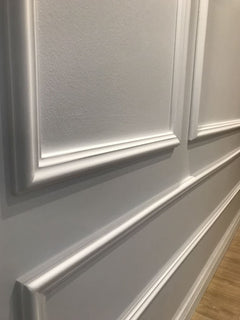 Molduras decorativas blancas en pared, diseño elegante para interiores modernos