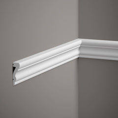 Moldura decorativa blanca instalada en pared gris, detalle de diseño clásico