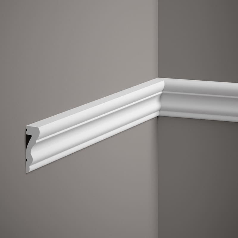 Moldura decorativa blanca instalada en pared gris, detalle de diseño clásico