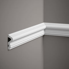 Moldura decorativa blanca de pared con diseño clásico instalada en esquina interior