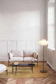 Sala moderna con molduras decorativas blancas, sofá beige y mesa de centro minimalista